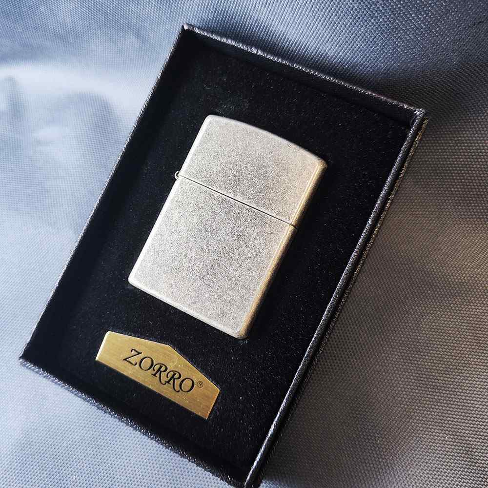 Бензиновая зажигалка Zorro с текстурным серебристым покрытием